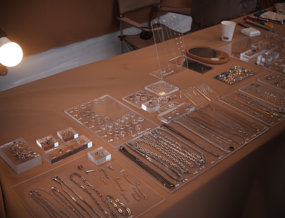 photo 1678013970849 aa87e27bbf49